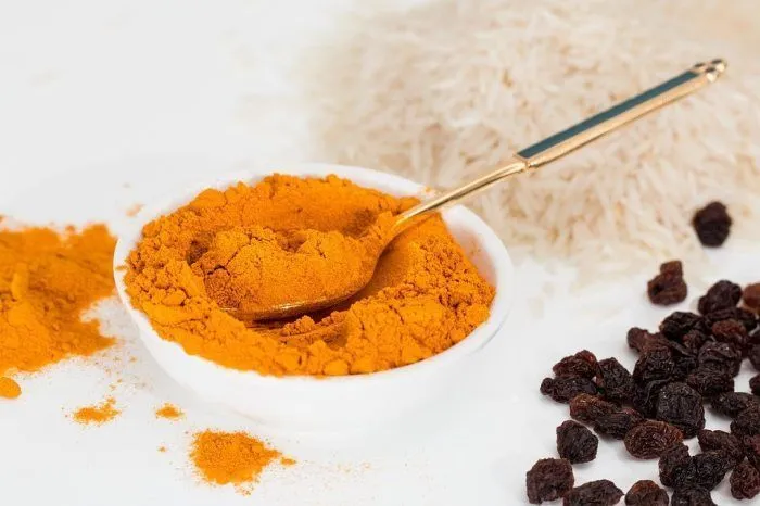 Mascarilla de c&uacute;rcuma, aguacate y aceite de coco