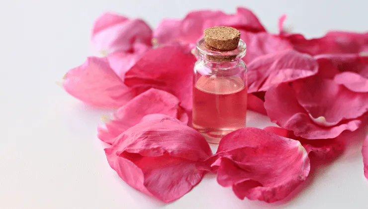 beneficios del agua de rosas